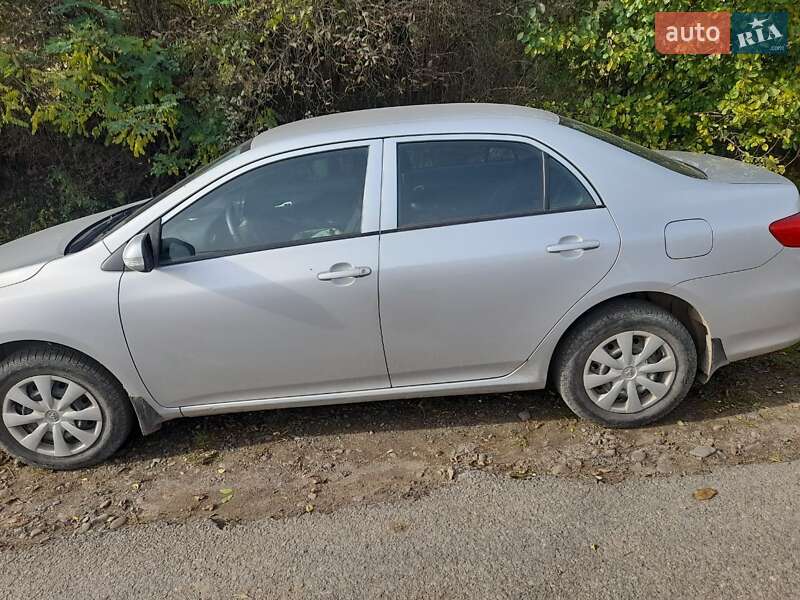 Седан Toyota Corolla 2012 в Снятині