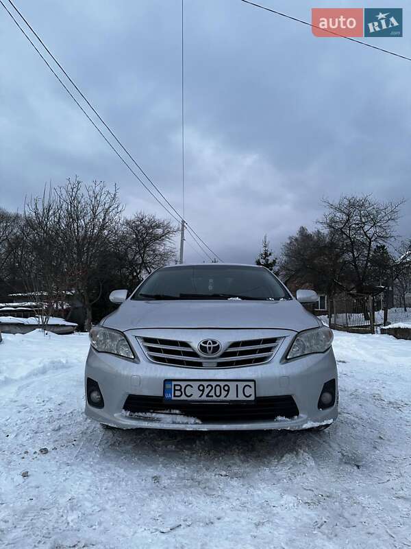 Седан Toyota Corolla 2010 в Львове