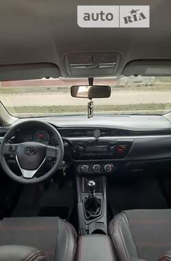 Седан Toyota Corolla 2015 в Прилуках