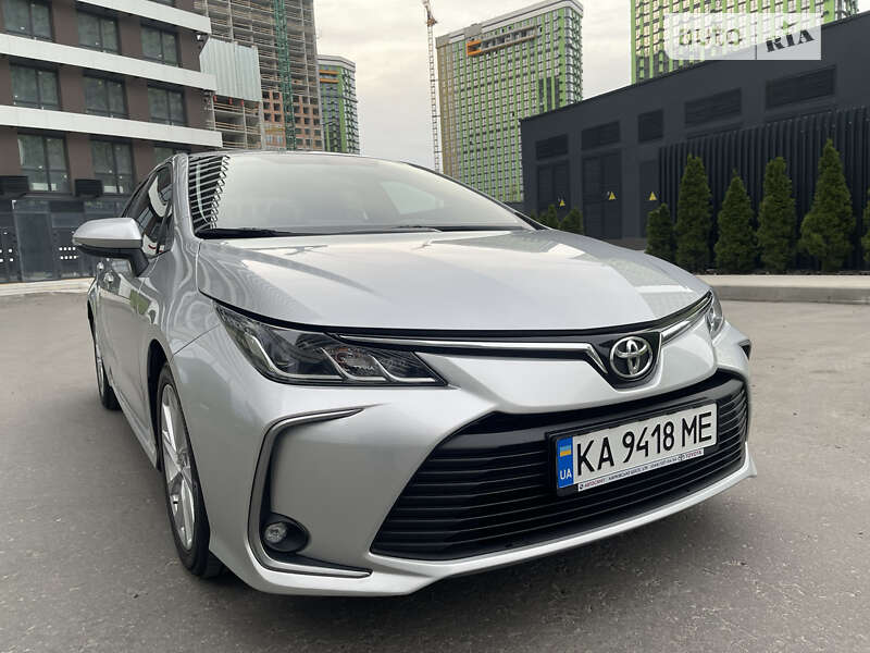 Седан Toyota Corolla 2019 в Киеве