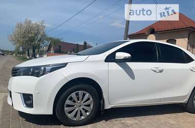 Седан Toyota Corolla 2015 в Черновцах