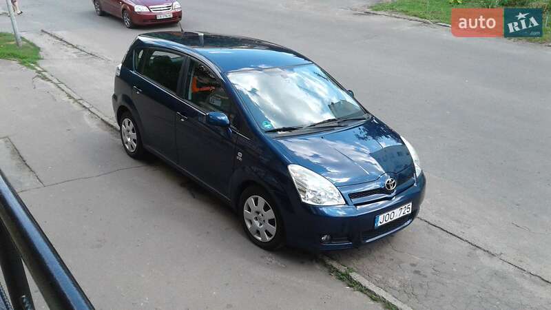 Хэтчбек Toyota Corolla 2005 в 