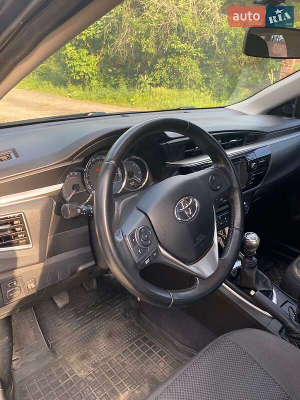 Седан Toyota Corolla 2014 в Полтаві