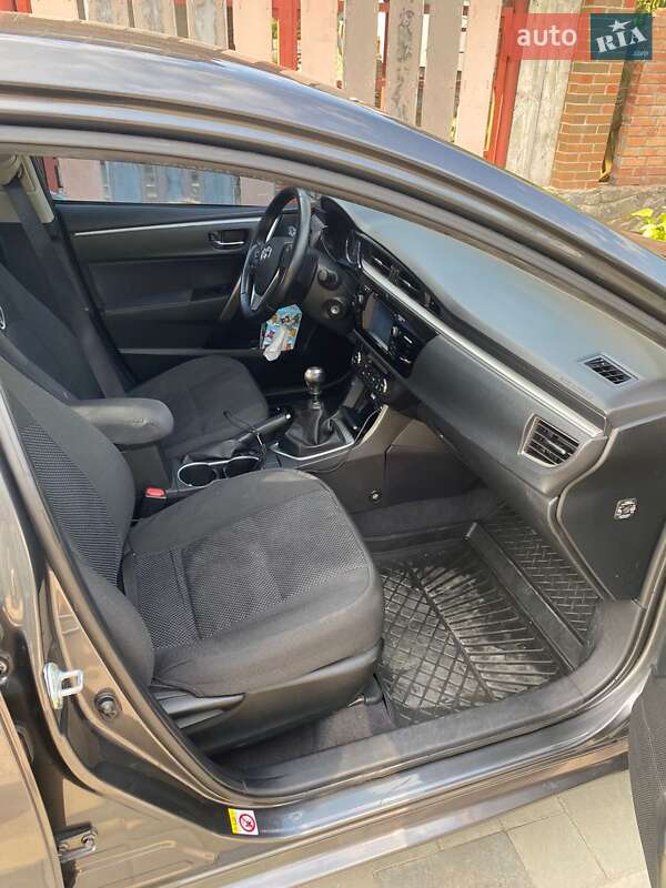 Седан Toyota Corolla 2014 в Полтаві