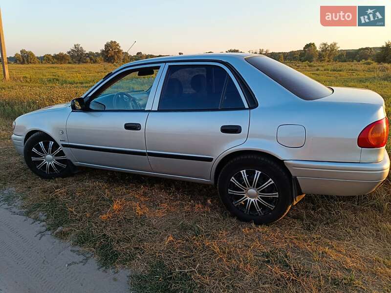 Седан Toyota Corolla 2001 в Нових Санжарах