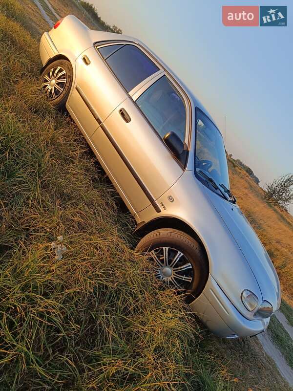 Седан Toyota Corolla 2001 в Нових Санжарах