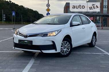 Седан Toyota Corolla 2017 в Киеве