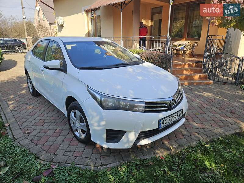 Седан Toyota Corolla 2016 в Ужгороде