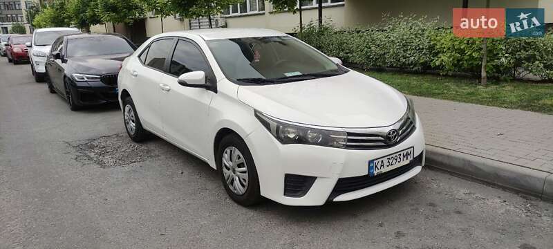 Седан Toyota Corolla 2013 в Ровно