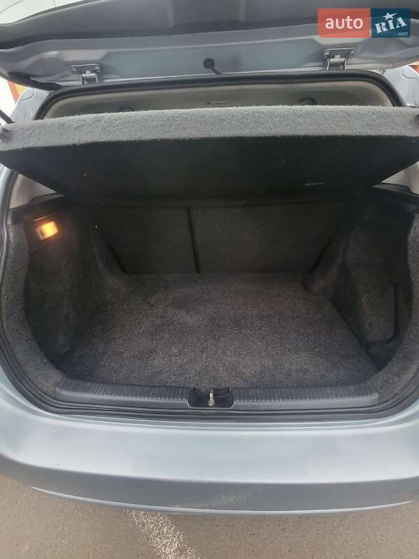 Хетчбек Toyota Corolla 2004 в Сарнах