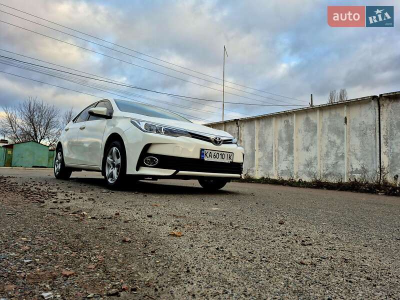 Седан Toyota Corolla 2017 в Києві