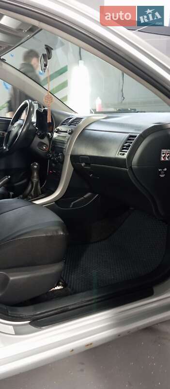 Седан Toyota Corolla 2008 в Золочеве