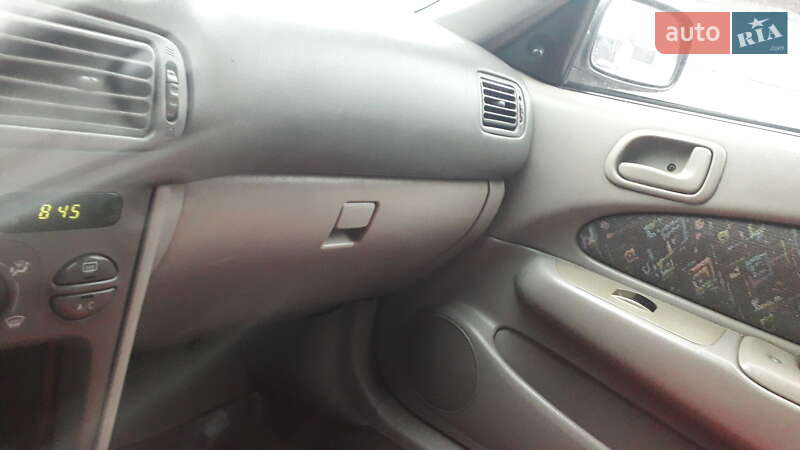 Седан Toyota Corolla 1998 в Дніпрі