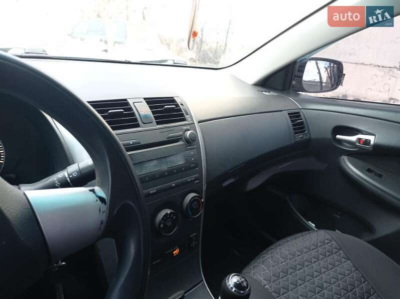 Седан Toyota Corolla 2011 в Доброполье