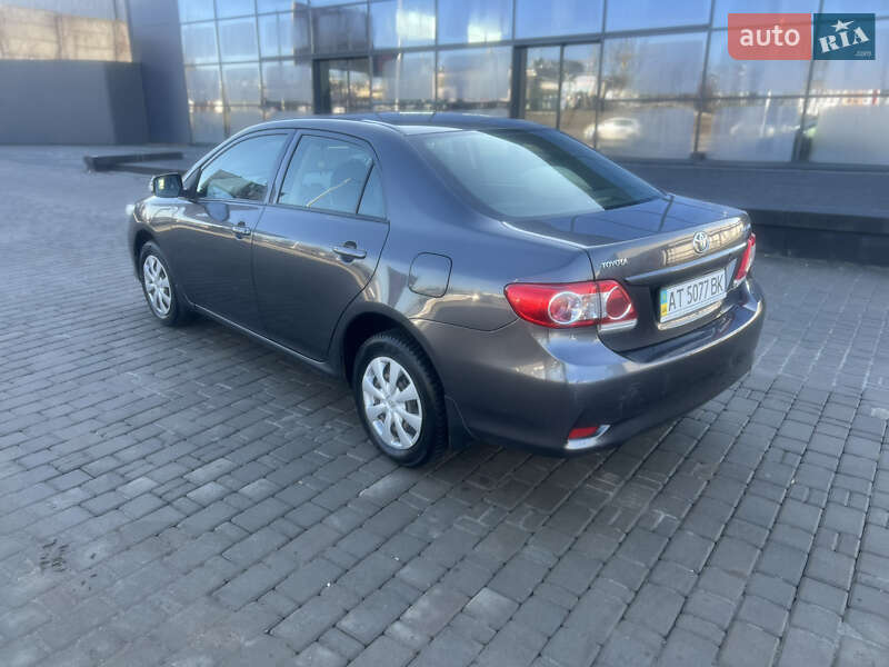 Седан Toyota Corolla 2011 в Ивано-Франковске