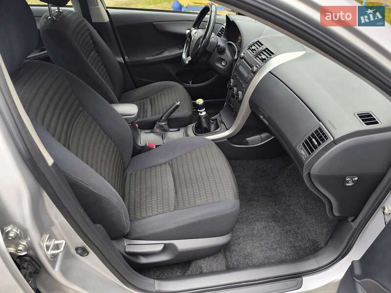 Седан Toyota Corolla 2012 в Луцке
