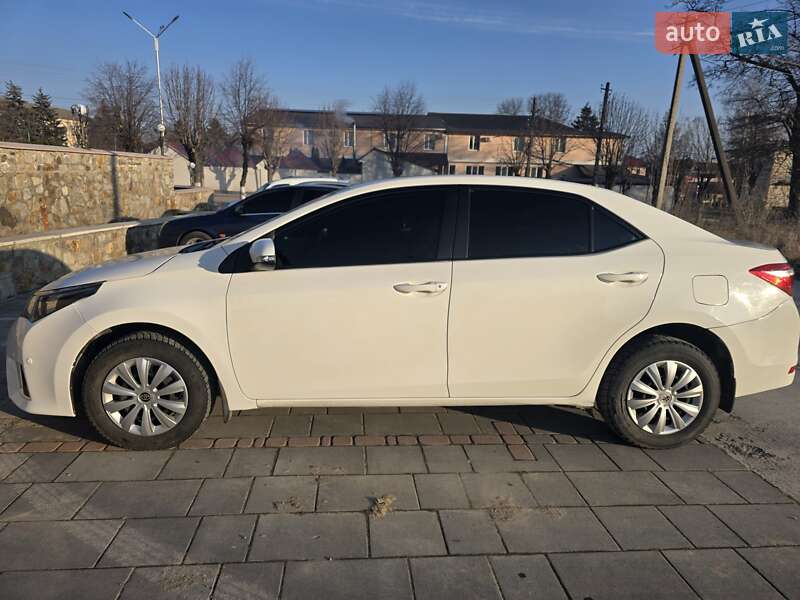 Седан Toyota Corolla 2015 в Сокирянах
