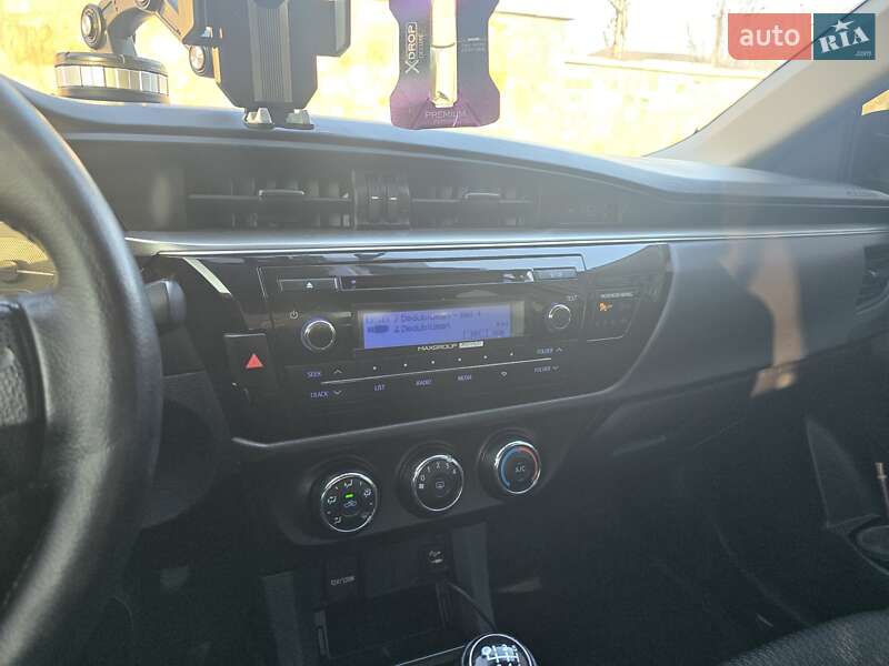 Седан Toyota Corolla 2015 в Сокирянах