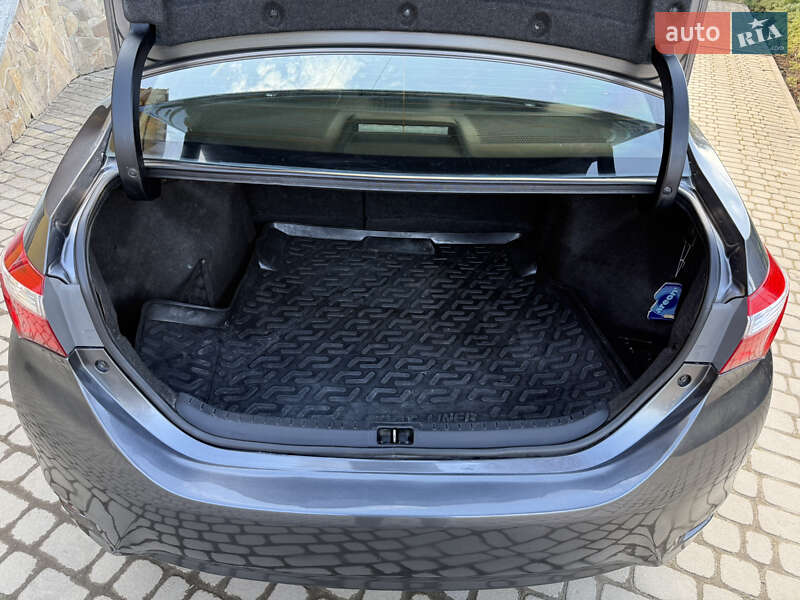 Седан Toyota Corolla 2013 в 