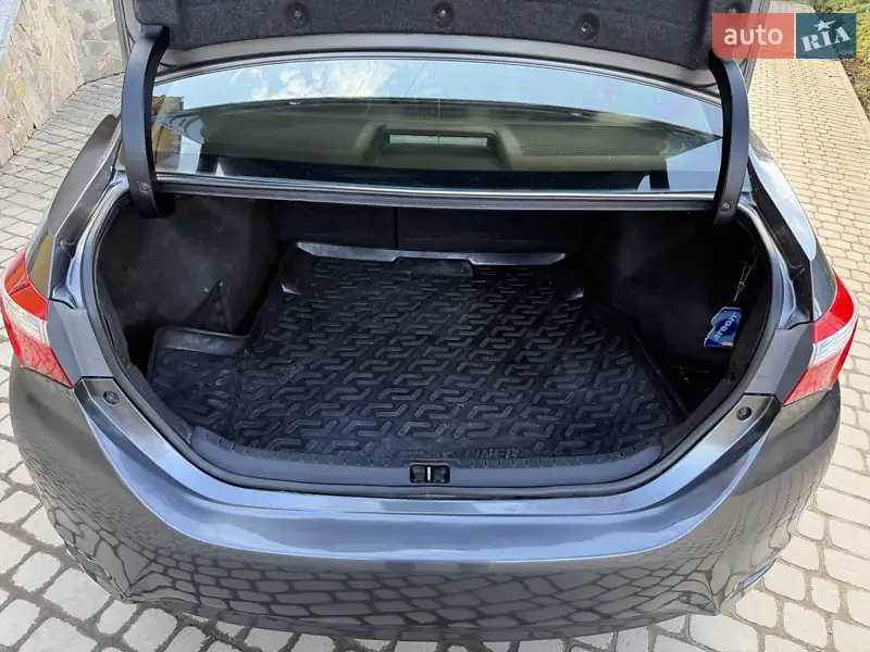 Седан Toyota Corolla 2013 в 