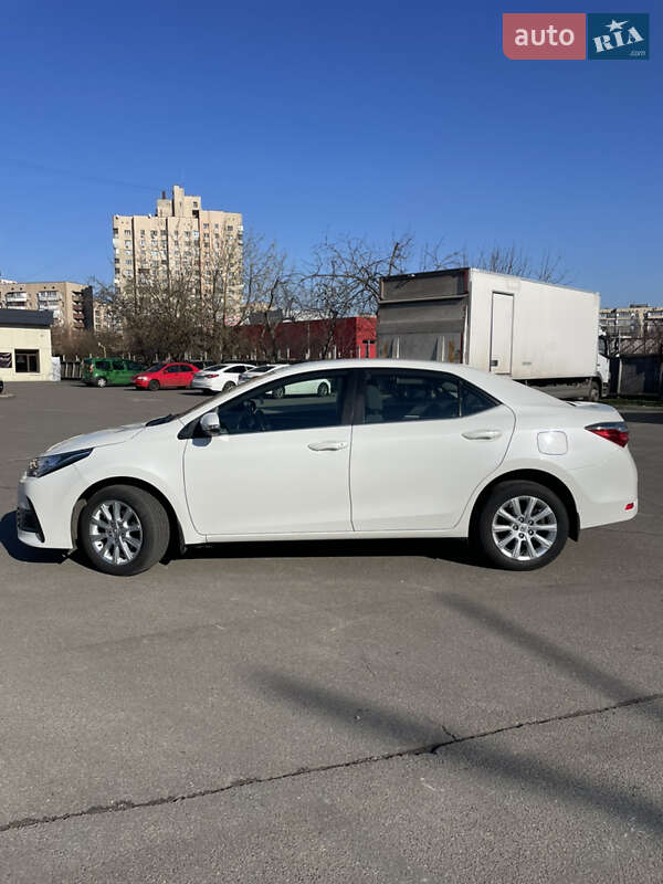 Седан Toyota Corolla 2016 в Киеве