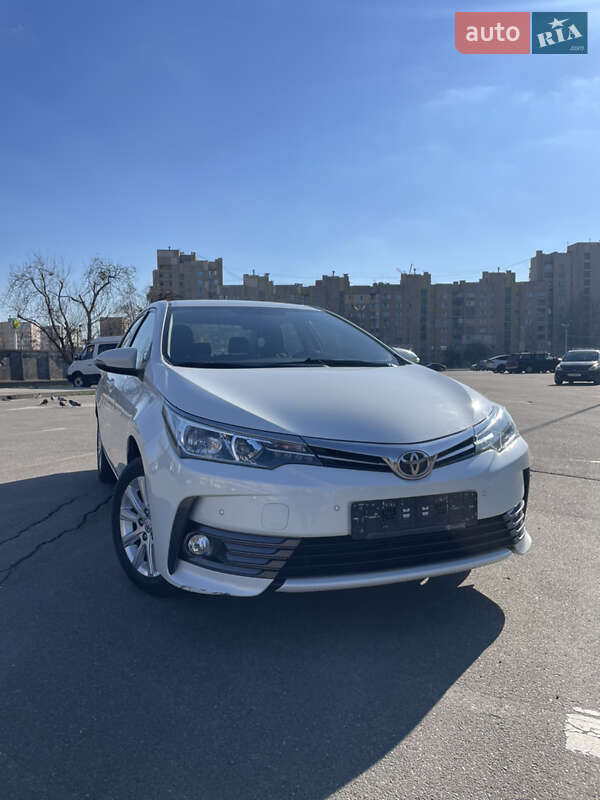 Седан Toyota Corolla 2016 в Киеве