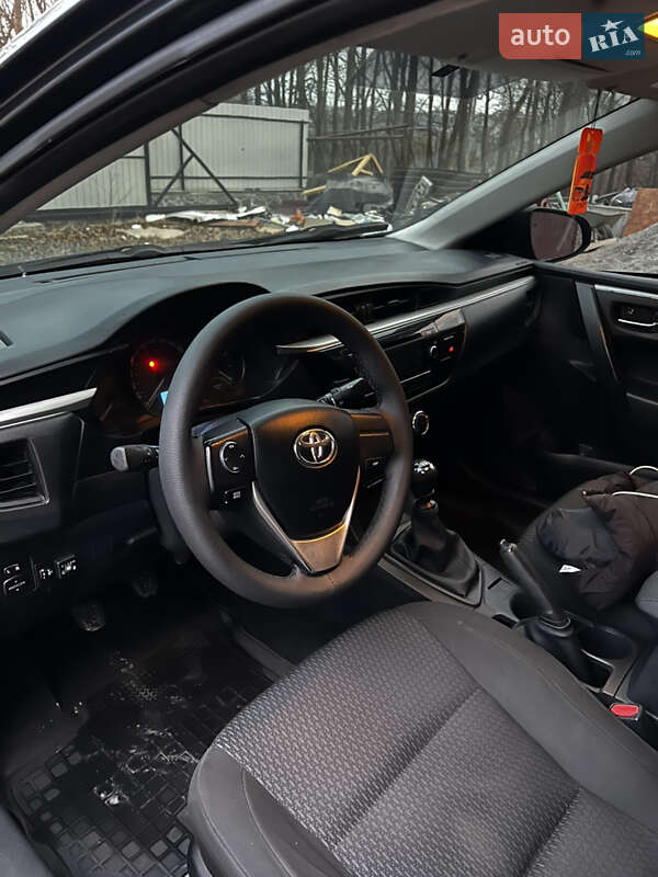 Седан Toyota Corolla 2016 в Умані