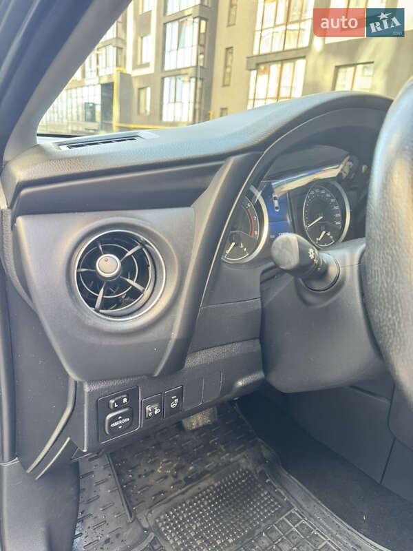 Седан Toyota Corolla 2016 в Ивано-Франковске