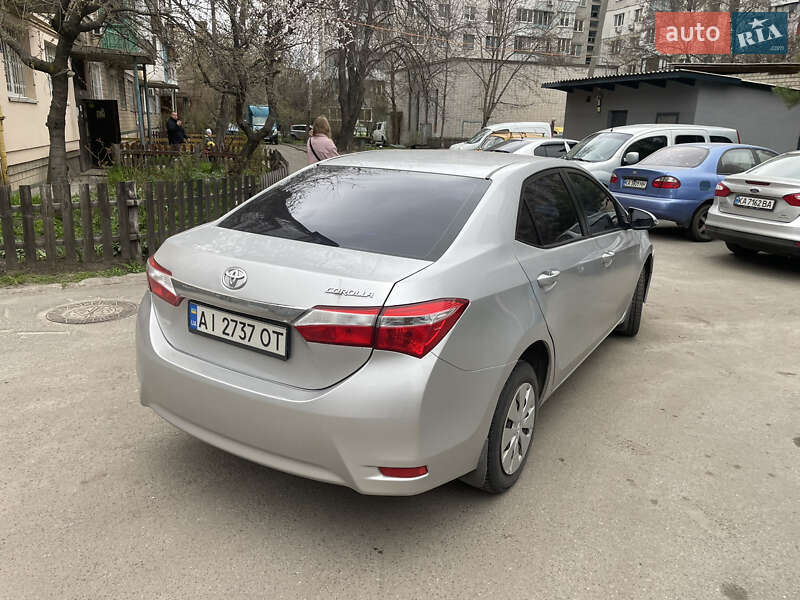 Седан Toyota Corolla 2013 в Вишгороді