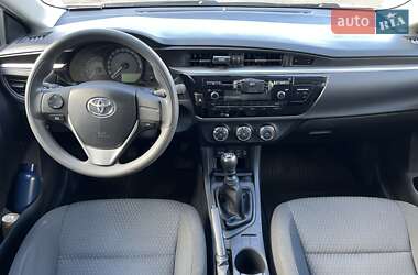Седан Toyota Corolla 2015 в 