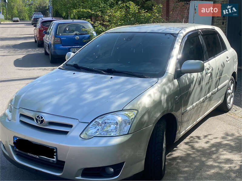 Хетчбек Toyota Corolla 2005 в 