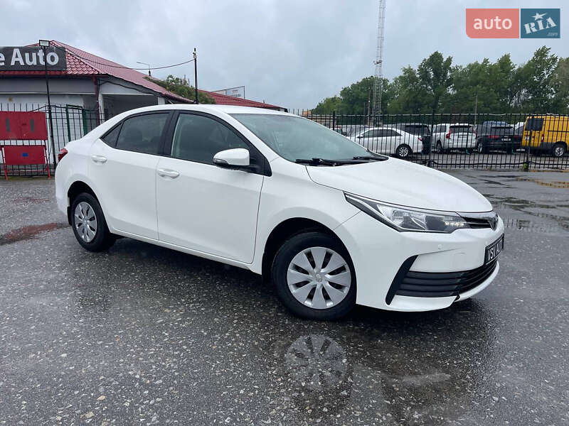 Седан Toyota Corolla 2016 в Киеве