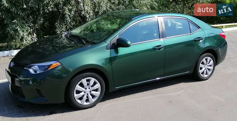 Седан Toyota Corolla 2015 в Ужгороді