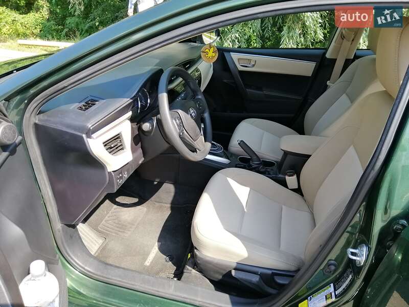 Седан Toyota Corolla 2015 в Ужгороді