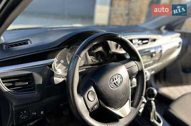 Седан Toyota Corolla 2015 в 