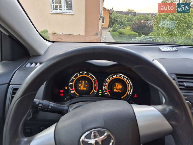 Седан Toyota Corolla 2011 в 