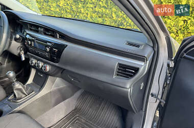 Седан Toyota Corolla 2013 в 