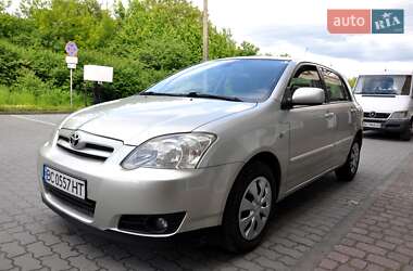 Хэтчбек Toyota Corolla 2004 в 
