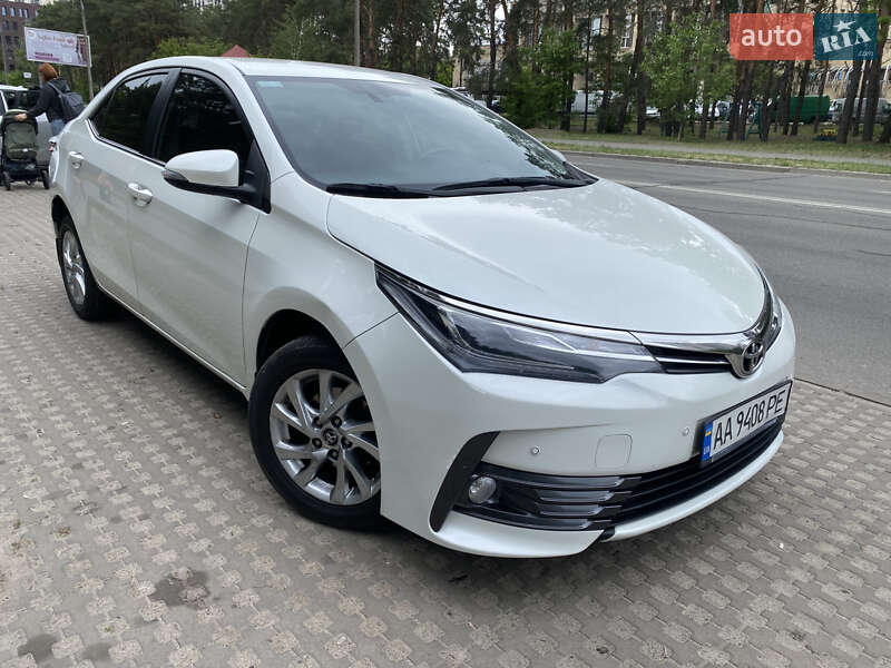 Седан Toyota Corolla 2016 в Киеве