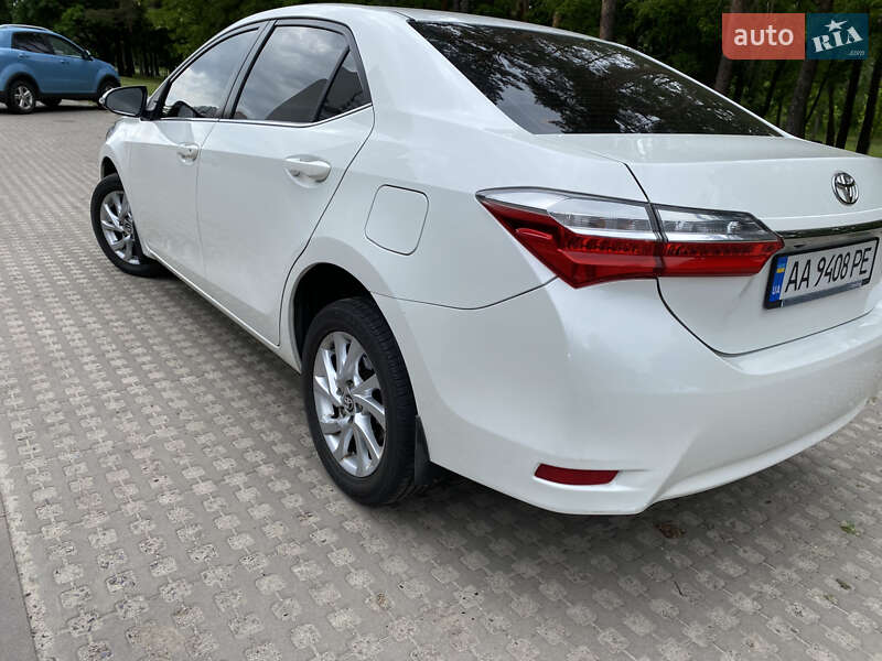 Седан Toyota Corolla 2016 в Киеве