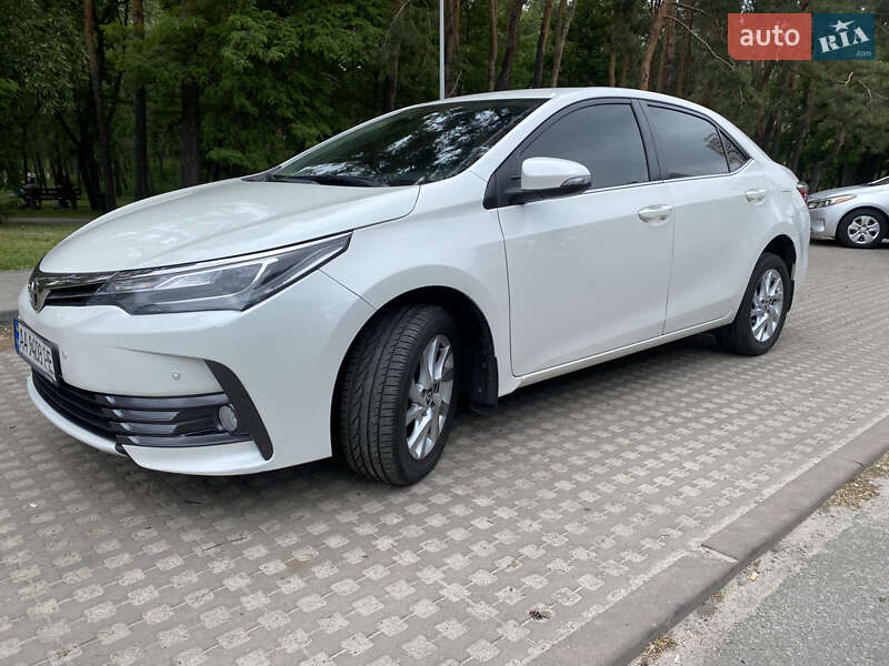 Седан Toyota Corolla 2016 в Киеве