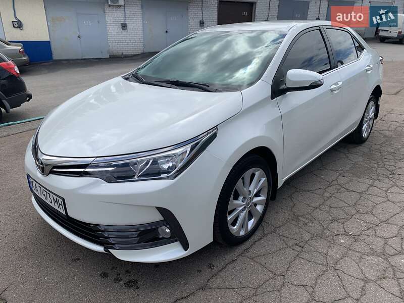 Седан Toyota Corolla 2017 в 