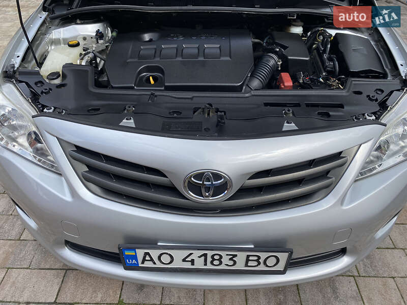 Седан Toyota Corolla 2011 в Ужгороді
