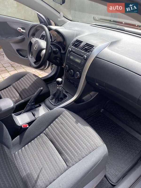 Седан Toyota Corolla 2011 в Ужгороді