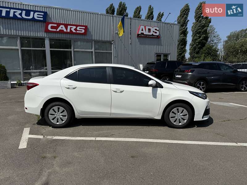 Седан Toyota Corolla 2017 в Киеве