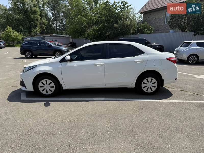 Седан Toyota Corolla 2017 в Киеве