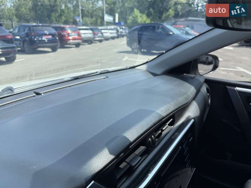 Седан Toyota Corolla 2017 в Киеве
