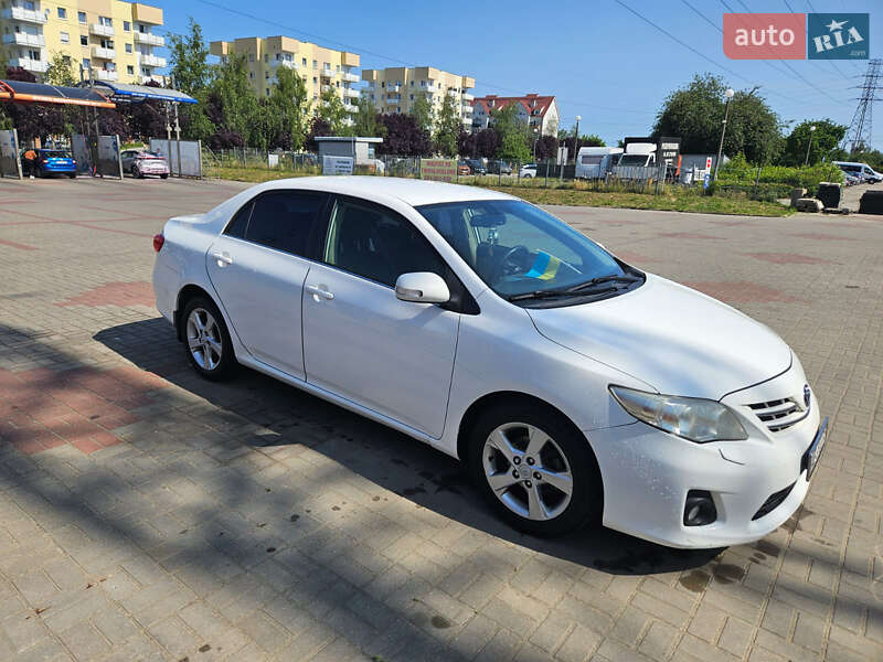 Седан Toyota Corolla 2013 в Желтых Водах