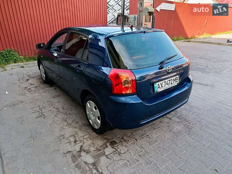 Хэтчбек Toyota Corolla 2005 в 