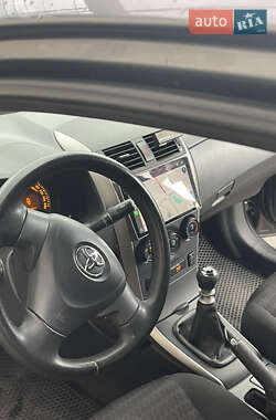 Седан Toyota Corolla 2010 в 